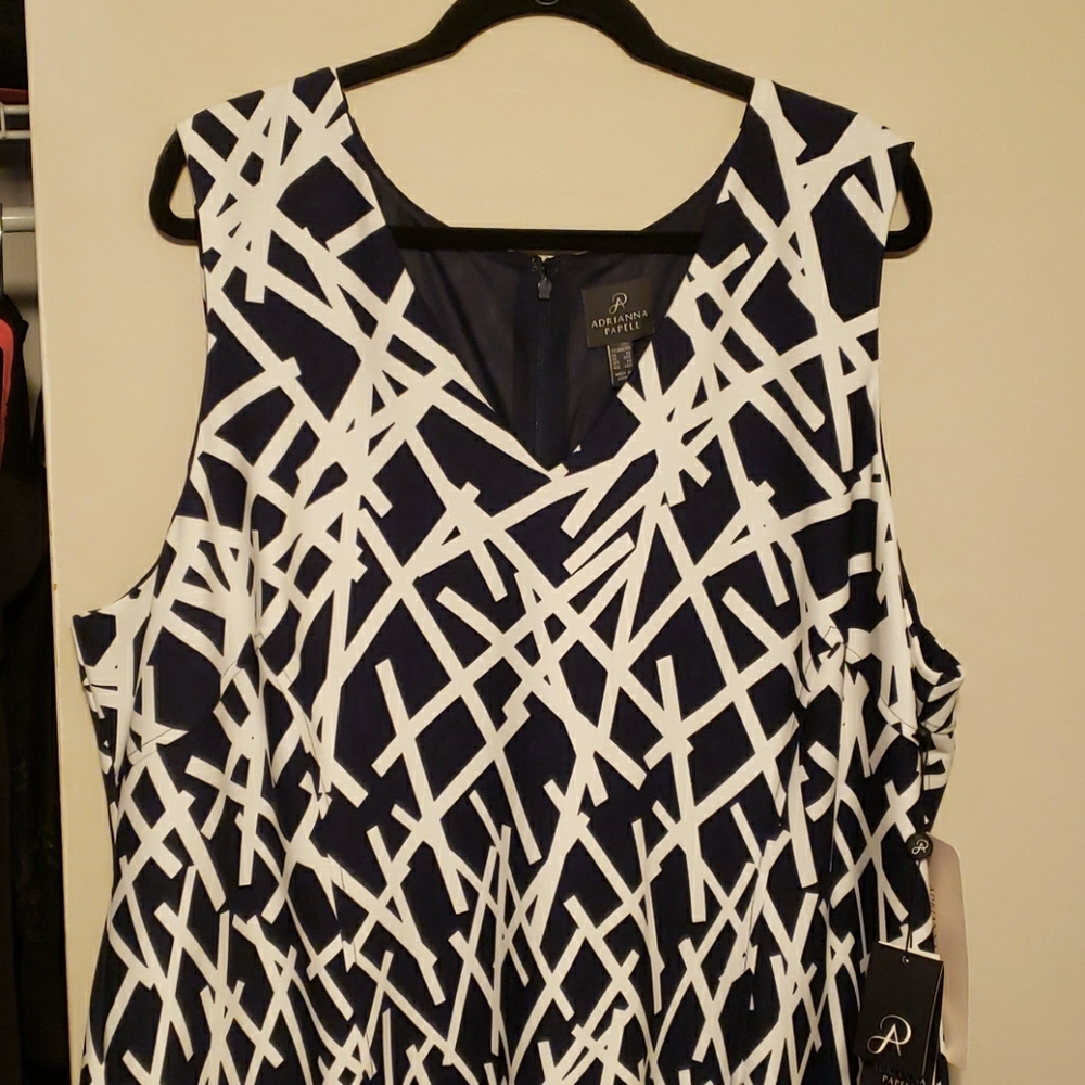 Adrianna Papell Navy and White Geometric Sleeveless V-Neck Dress